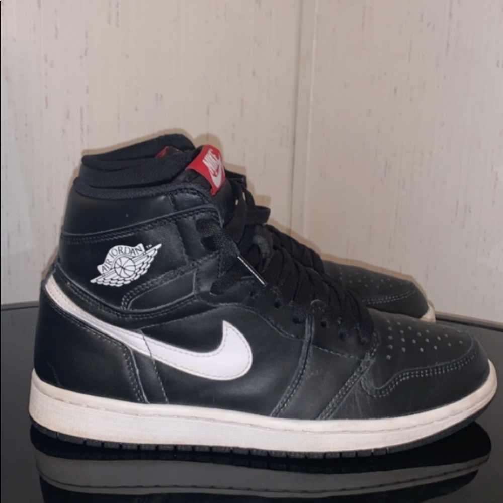 Hello I’m selling my Jordan 1 yin yang blacks